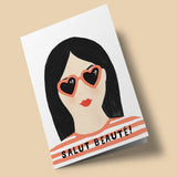 Toi et moi - 'Salut beauté !', femme avec lunettes de soleil