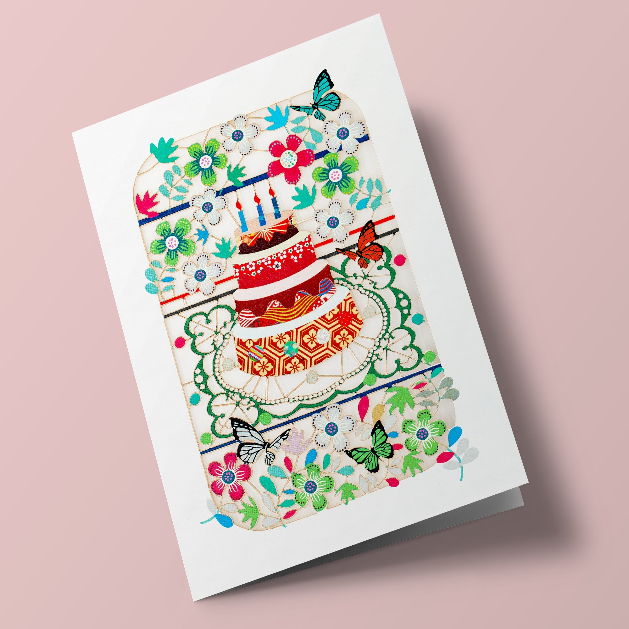 Carte découpée - Gateau entouré des fleurs et papillons